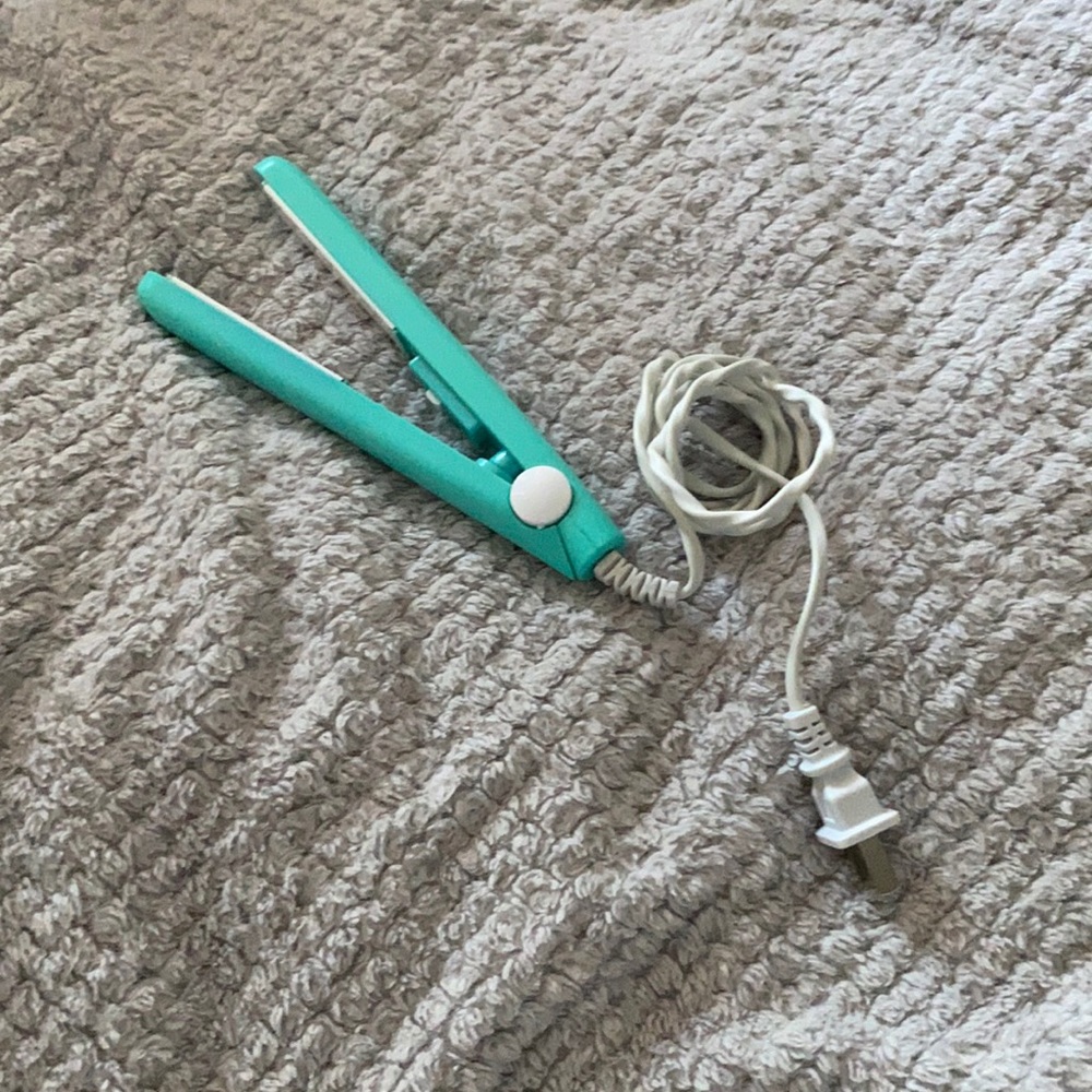 Hair straightener from shein color: light blue